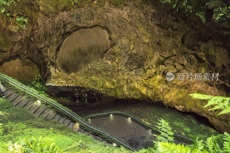 亚速尔群岛特塞拉岛的 Algar do Carvao 洞穴